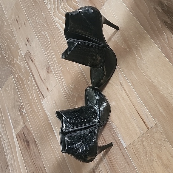 Womens size 8 black patent leather booties. Zip up ankle boot. Like new cond. - Picture 4 of 5